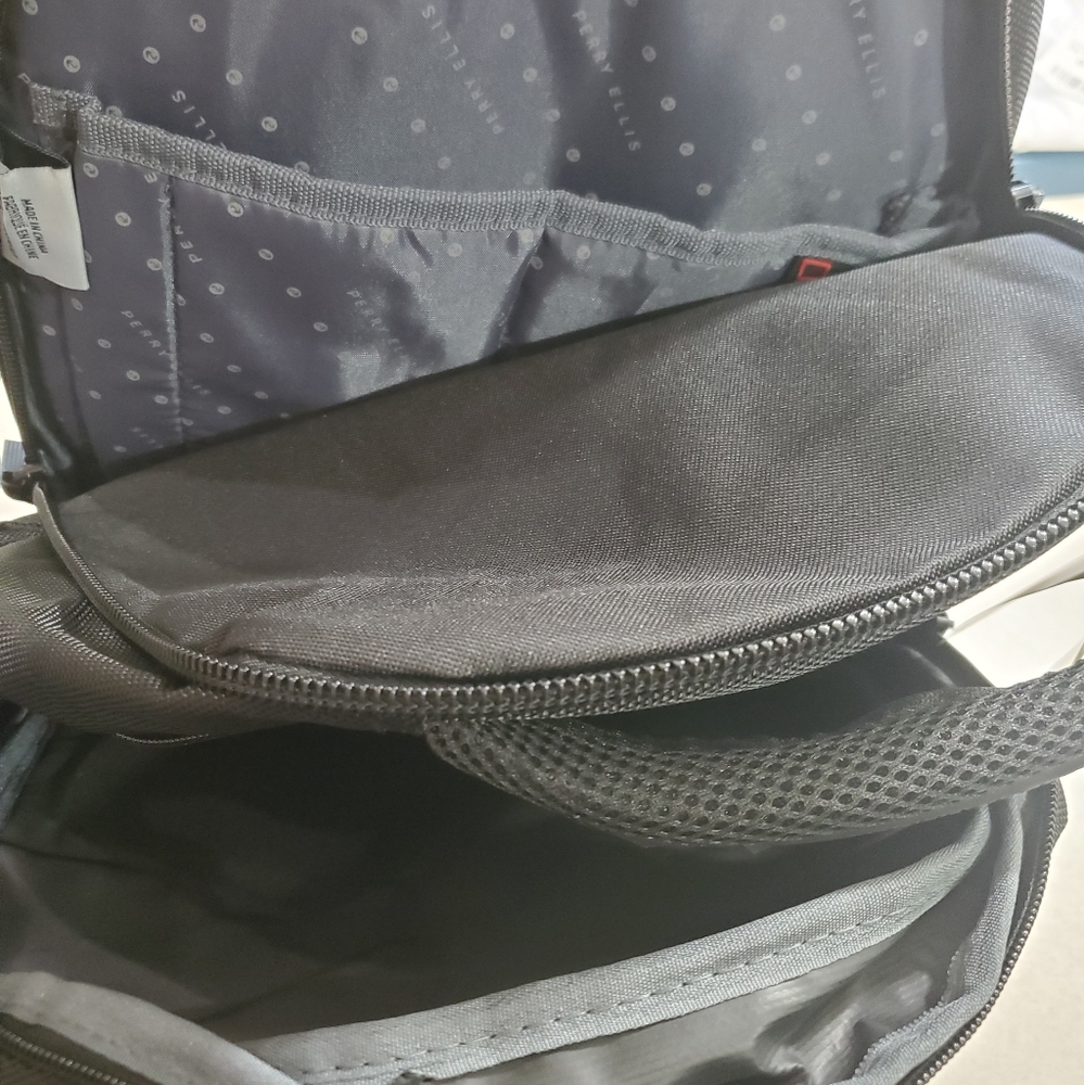 Perry Ellis laptop backpack - Picture 2 of 2